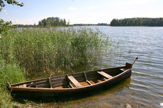 Bērni laivā iepeld Daugavā, bet krastā tikt nespēj 