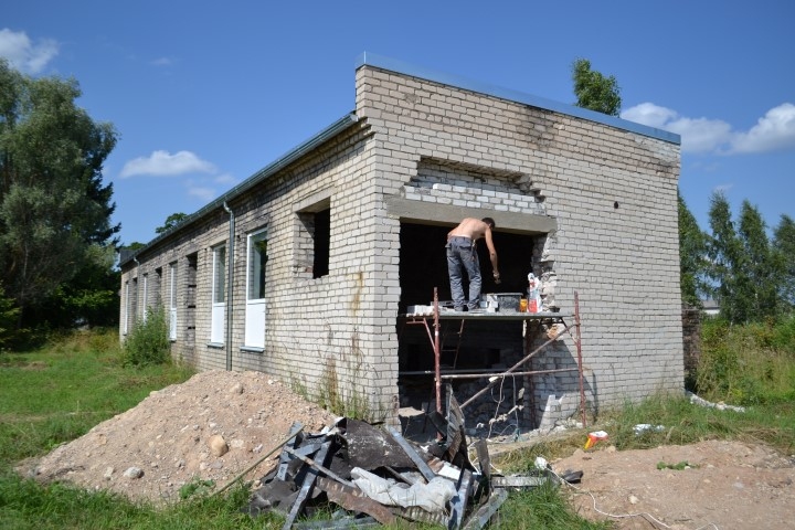 Veco katlumāju pārveido par garāžu