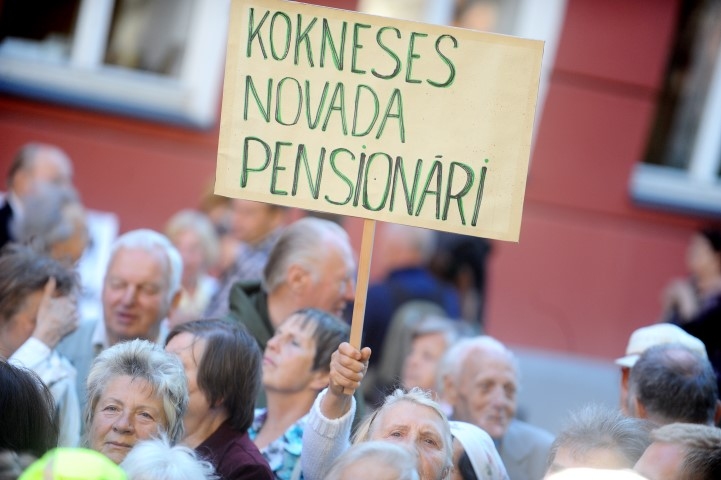 Seniori piketā pieprasa lielāku pensiju