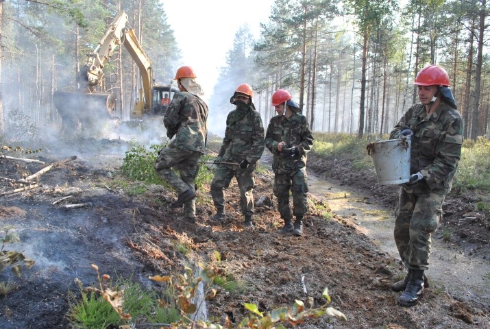 Zalves meža ugunsgrēku dzēš ar armijas helikopteru