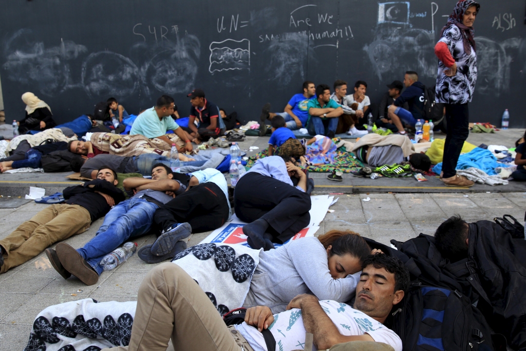 FOTO: Budapeštā "iestrēguši" vairāki tūkstoši migrantu