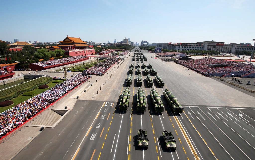 FOTO: Ķīna militārajā parādē demonstrē spēku