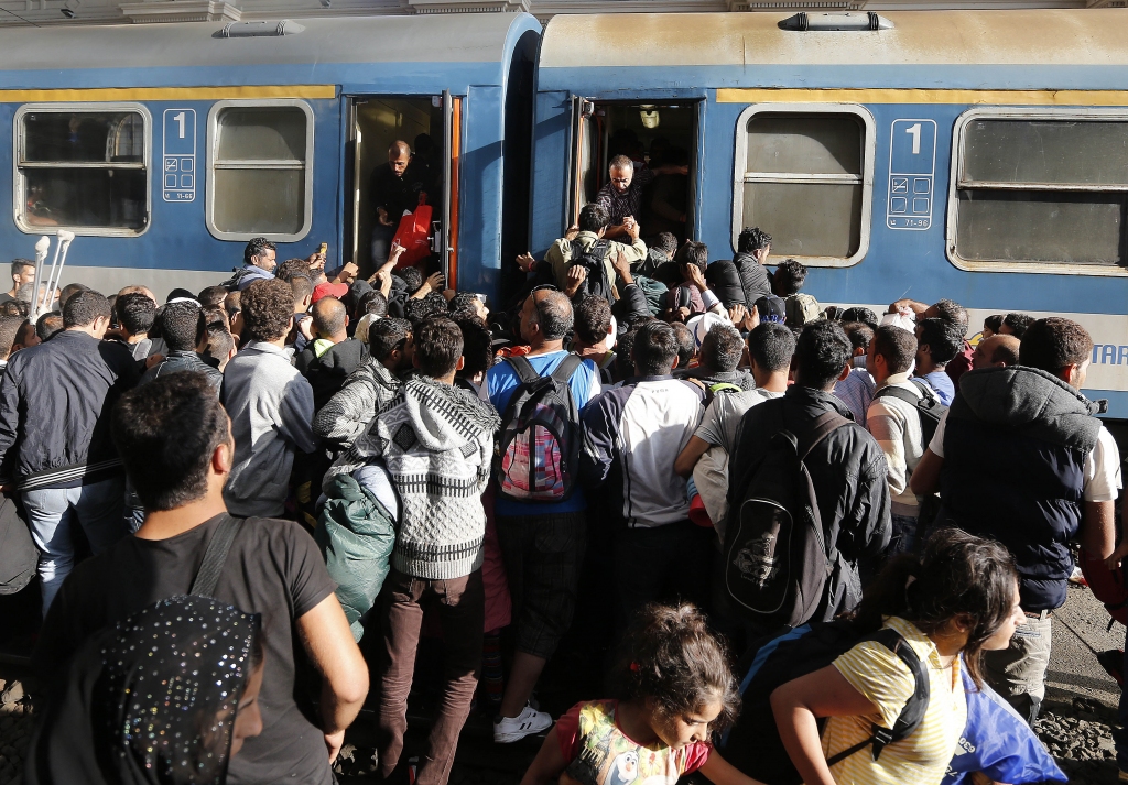 papildināts (15:47) - Vilcieni ar migrantiem pēkšņi apturēti ārpus Budapeštas
