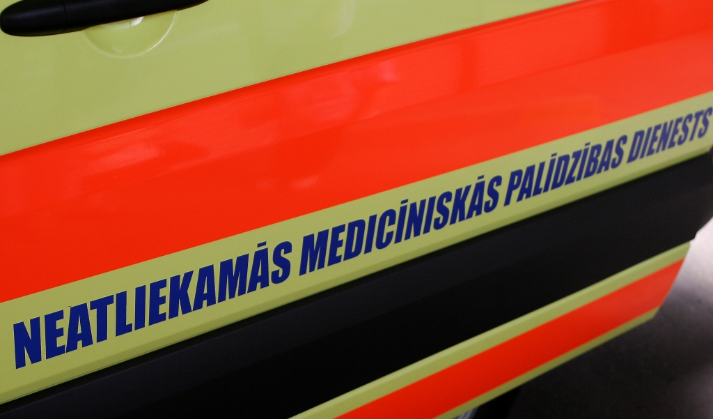 NMPD: Mediķi pie dzemdībās mirušās sievietes Daukstu pagastā izsaukti novēloti