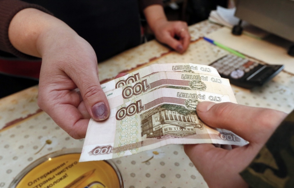Rubļa vērtība pakāpusies, gaidot centrālās bankas lēmumu