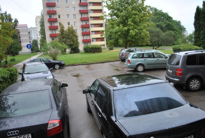 Izbūvēs automašīnu stāvlaukumu