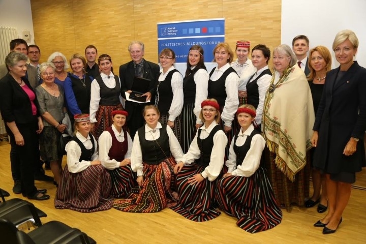 Dainim Īvānam balva par ieguldījumu Atmodas kustībā