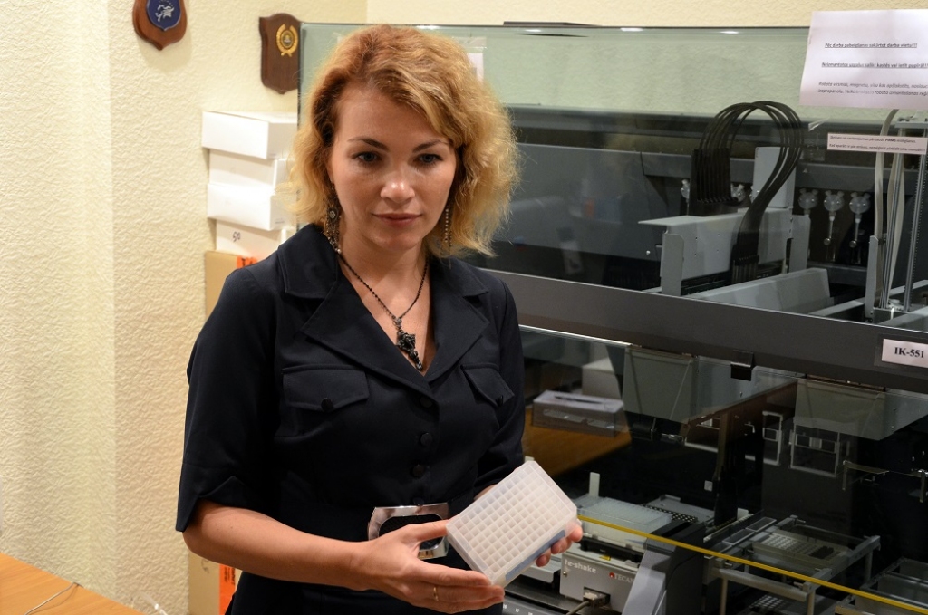 FOTO: Kā pēc siekalām vai matu šķipsnas atrod noziedznieku