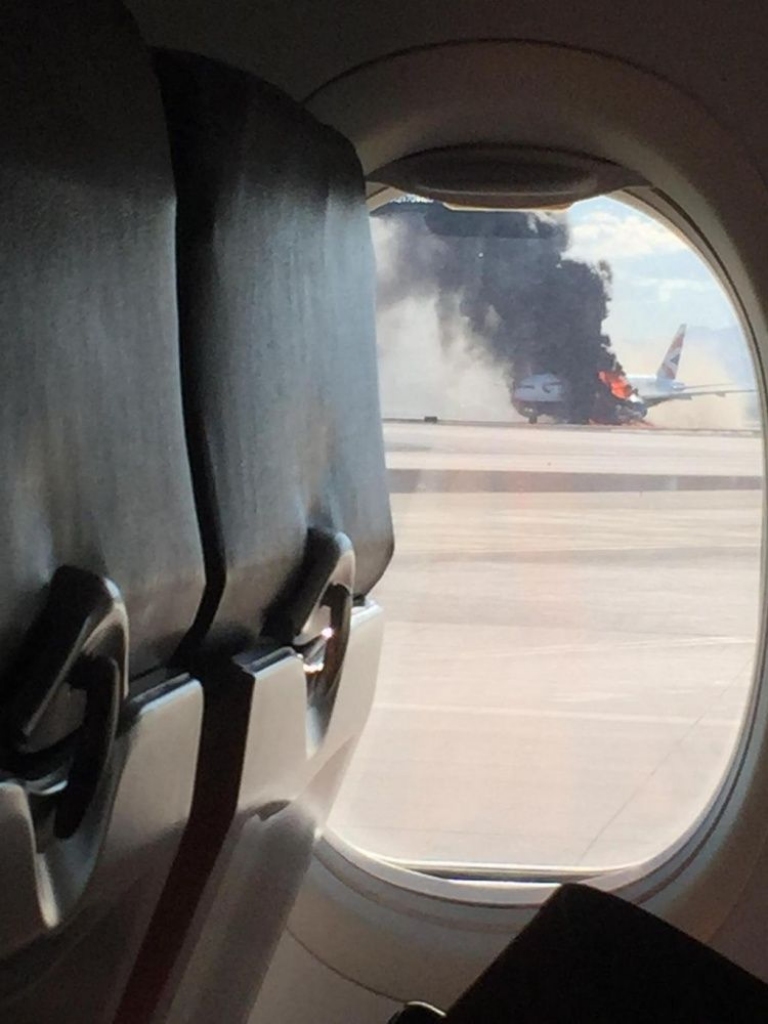 FOTO: Lasvegasas lidostā aizdegusies British Airways lidmašīna, ievainoti vairāki cilvēki