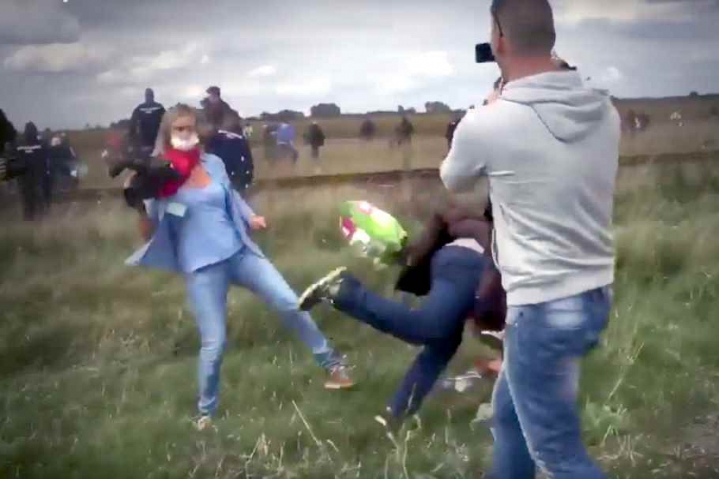 VIDEO: Ungāru TV operatore klupina un spārda bēgošus migrantus