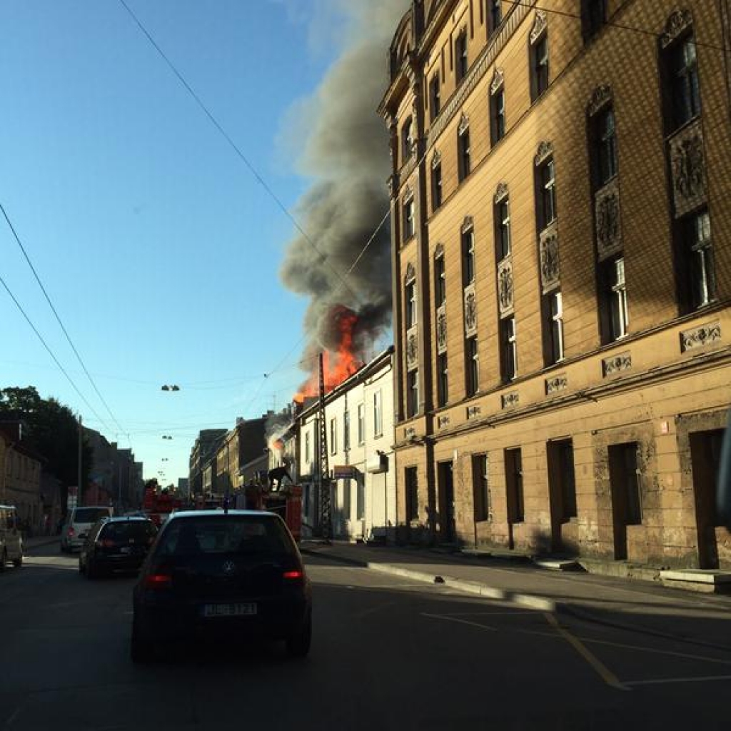 papildināts (9:31) - FOTO: Rīgas centrā deg koka nams; ugunsdzēsēji no liesmām glābj cilvēkus