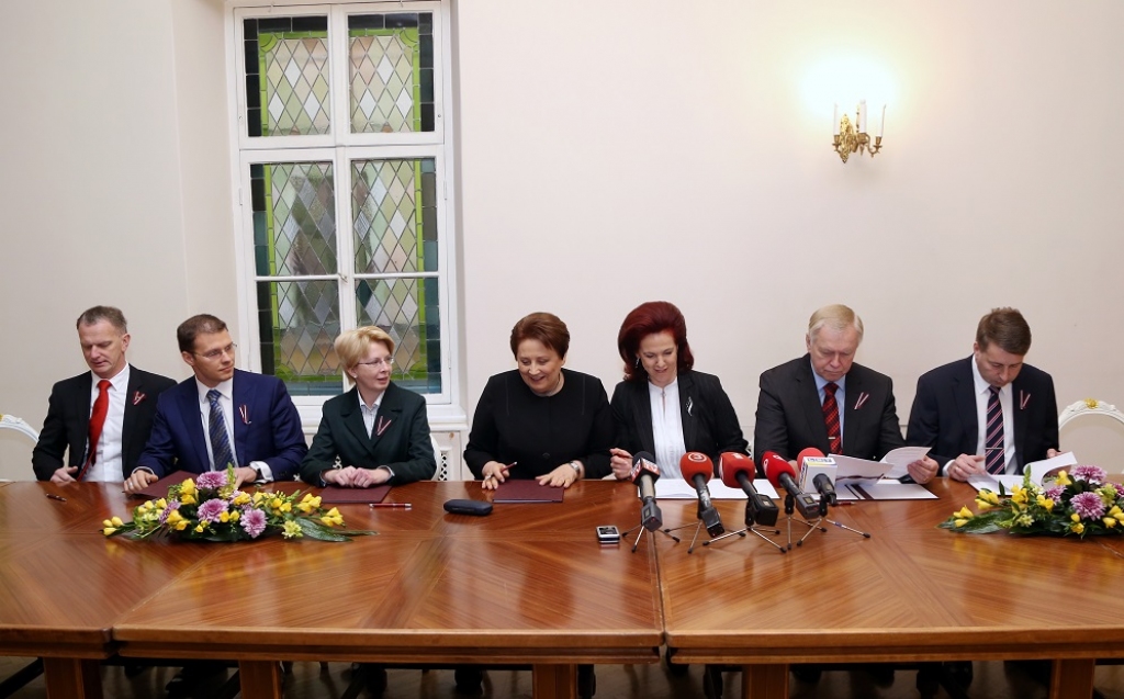 Koalīcija nevienojas par papildus bēgļu uzņemšanu; prasa prezidentu sasaukt ārkārtas NDP sēdi