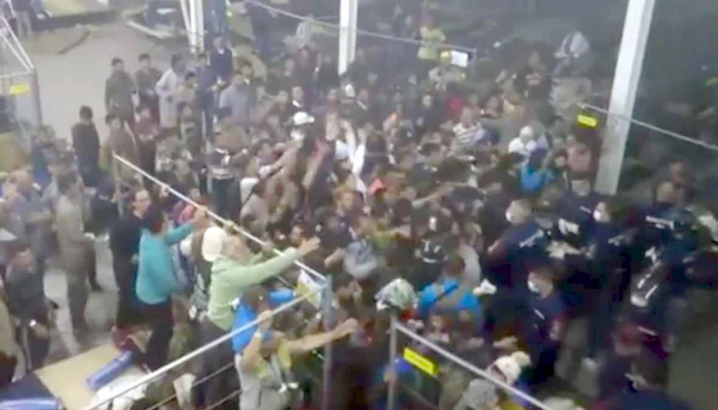 Austrietes uzņemts video atklāj haosu un sliktos apstākļus Ungārijas migrantu nometnē