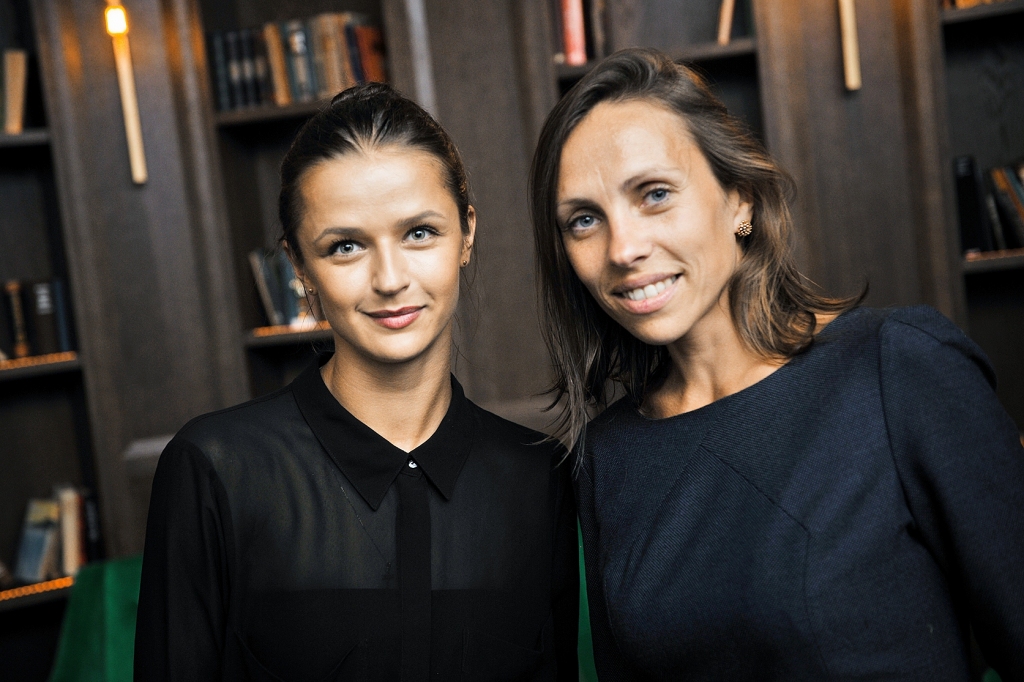 Melni mākoņi virs Jāņa un Elzas galvas