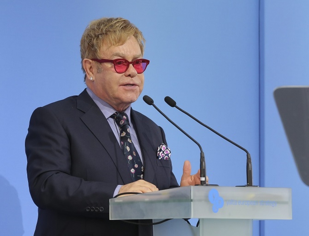 Eltons Džons vēlas ar Putinu pārrunāt viņa "smieklīgo attieksmi" pret geju tiesībām