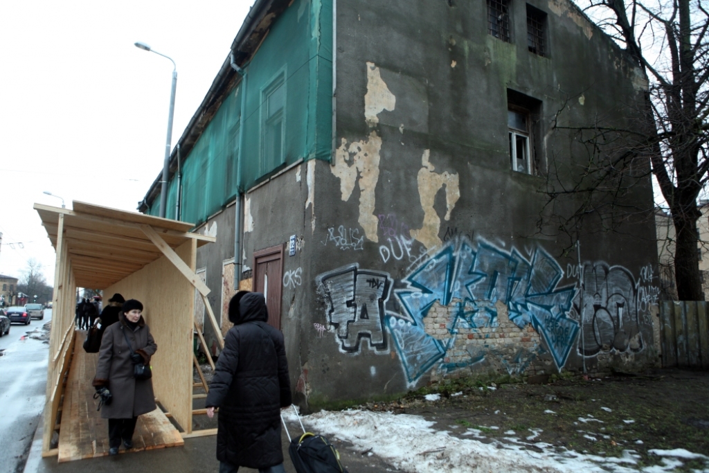 Aizliegs sabrūkošu mājas fasādi ilgstoši piesegt ar celtniecības sietu