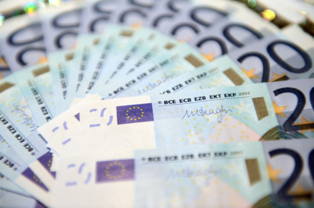 Bankām liks ziņot par naudas kustību kontos