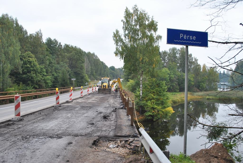 Atjauno tiltu pār Pērses upi