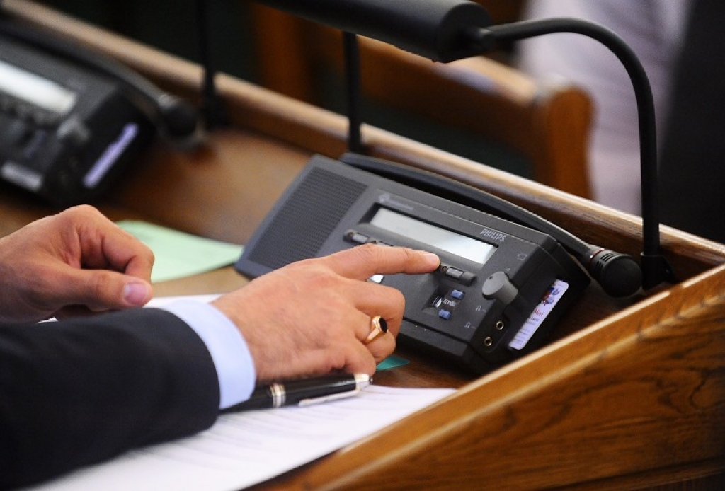 Vairākiem deputātiem noraujot komisijas sēdi, nevar apstiprināt pozīciju bēgļu uzņemšanai