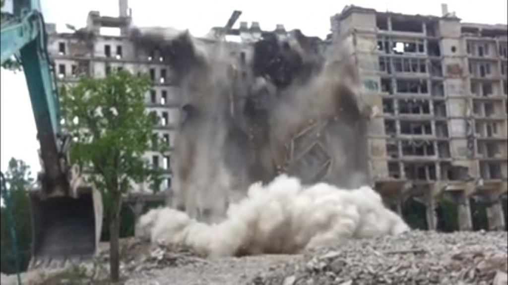 FOTO un VIDEO: Ķemeros nojauc vienu no slavenajiem sanatorijas graustiem