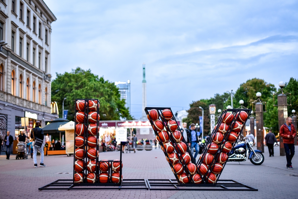 Vecrīgā basketbola čempionāta laikā nozog reklāmas instalācijā izvietotās bumbas