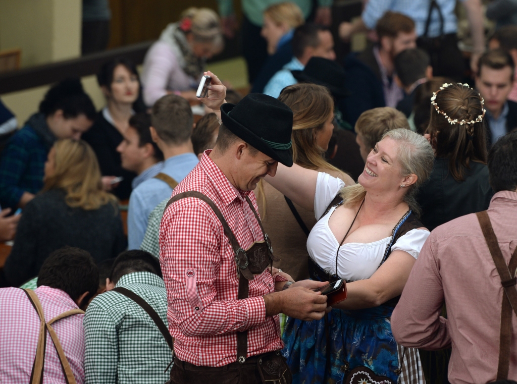 Bēgļu pārpludinātajā Minhenē sākas Oktoberfest