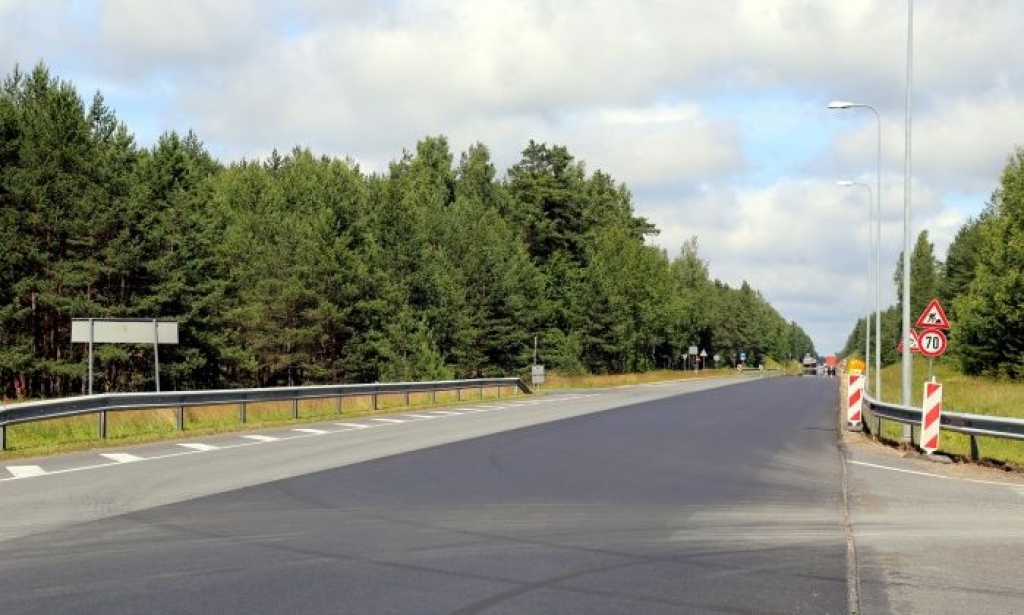 Uz Latvijas ceļiem sestdien dzīvību zaudējuši divi jauni vīrieši