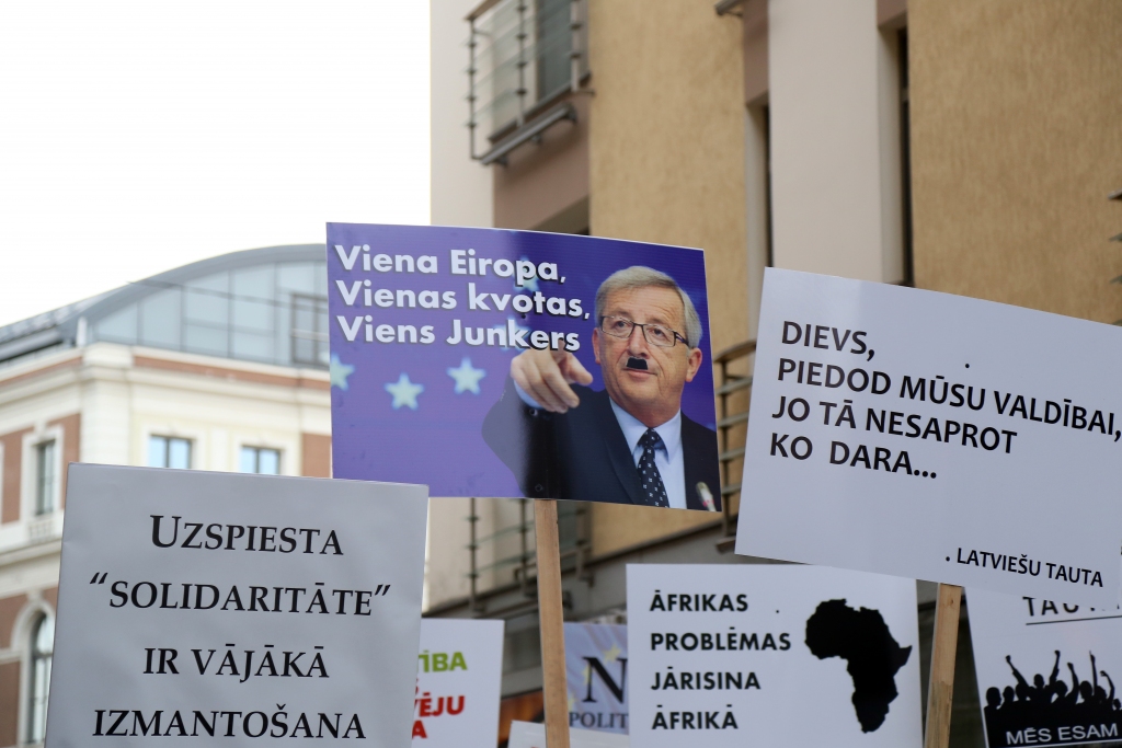FOTO: Protesta gājiens "pret imigrantu piespiedu uzņemšanu"