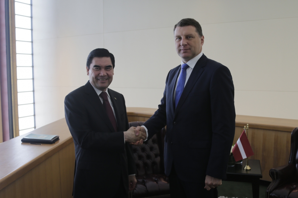 Vējonis Turkmenistānas prezidentu lūdz iesaistīties Ulmaņa kapavietas iekārtošanā