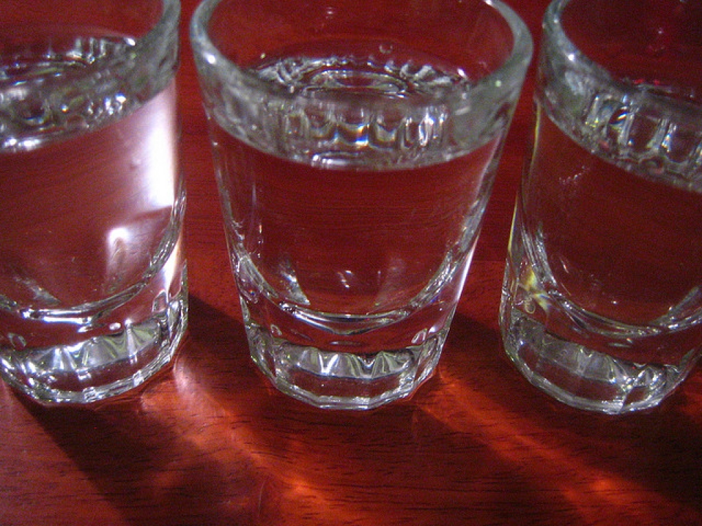 Sieviete netīšām iedzer etiķa esences un alkohola "kokteili"