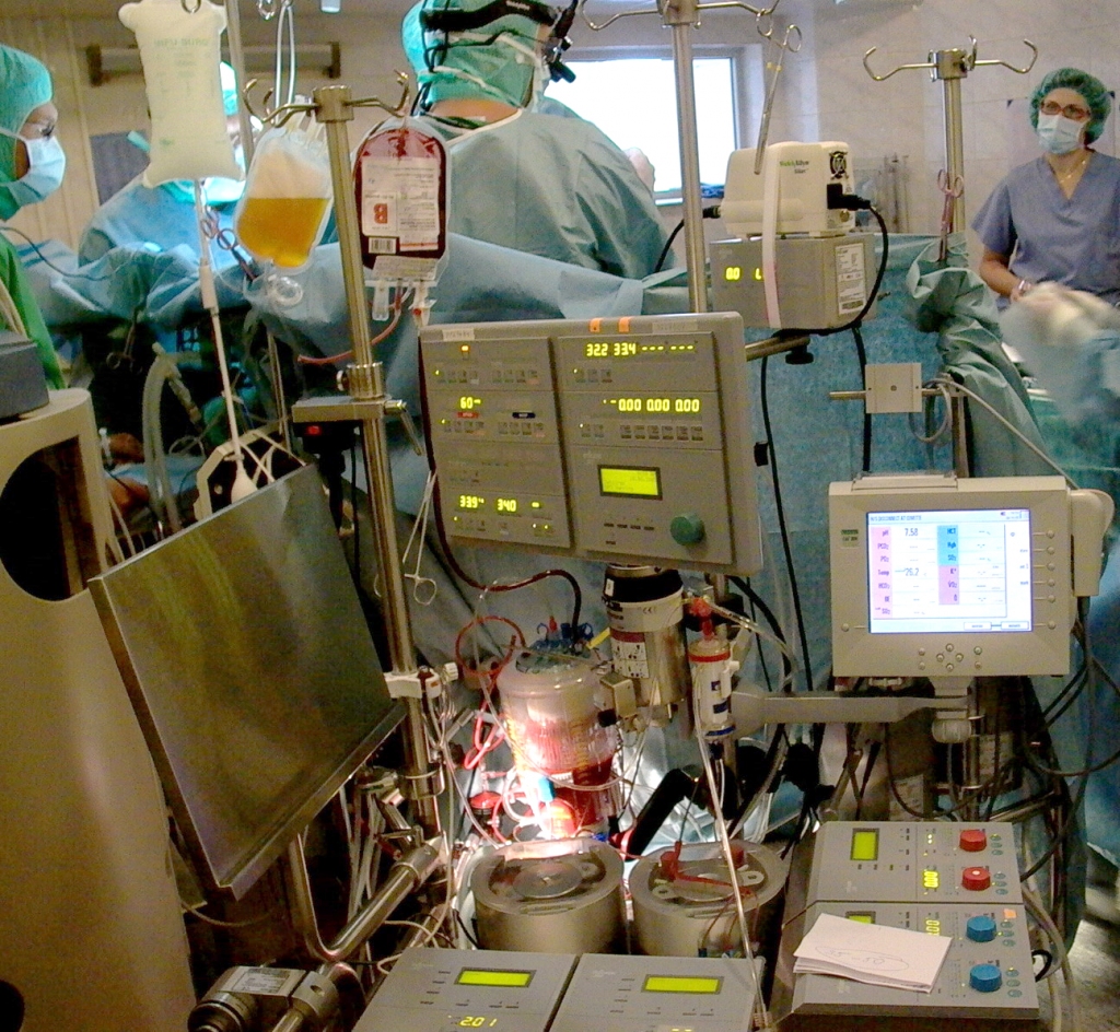 Pirmais bērns, kuram Latvijā veikta sirds transplantācija, izrakstīts no slimnīcas