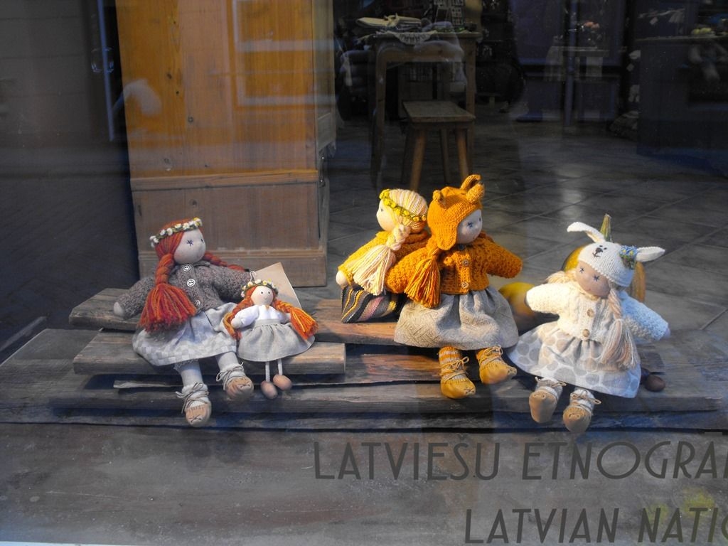 FOTO: Durvis vēris latviešu etnogrāfisko leļļu veikals Vecrīgā