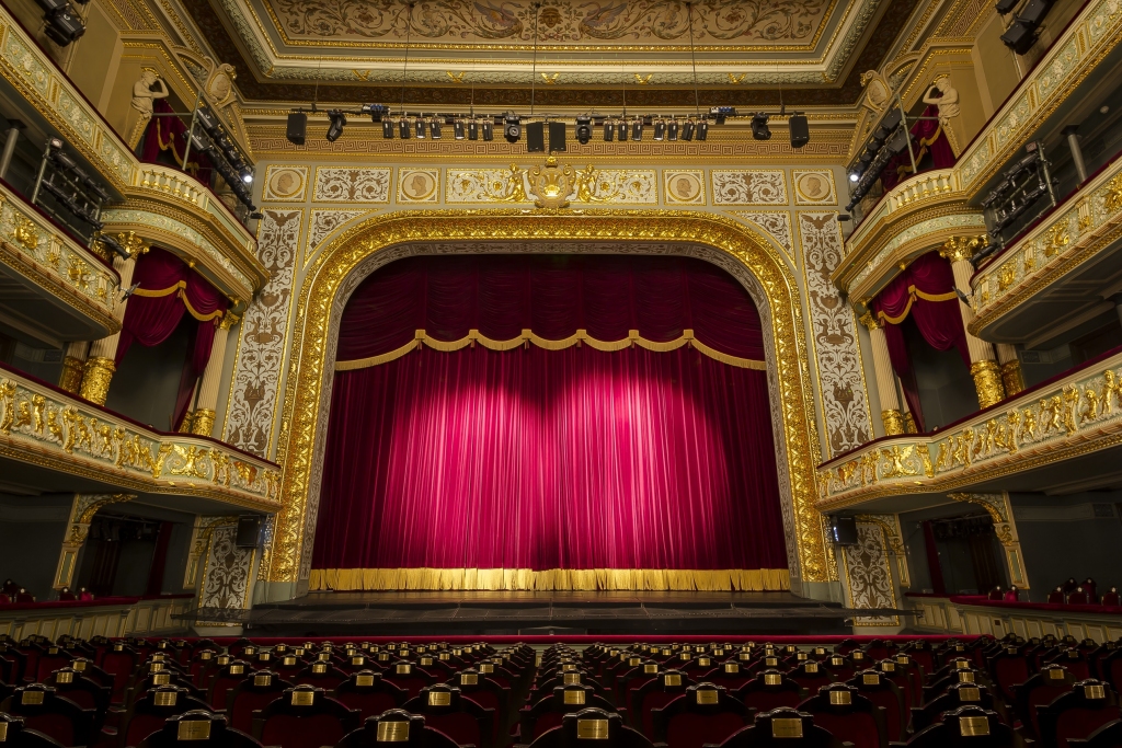 FOTO: Aprit 20 gadi kopš atjaunots Operas nams