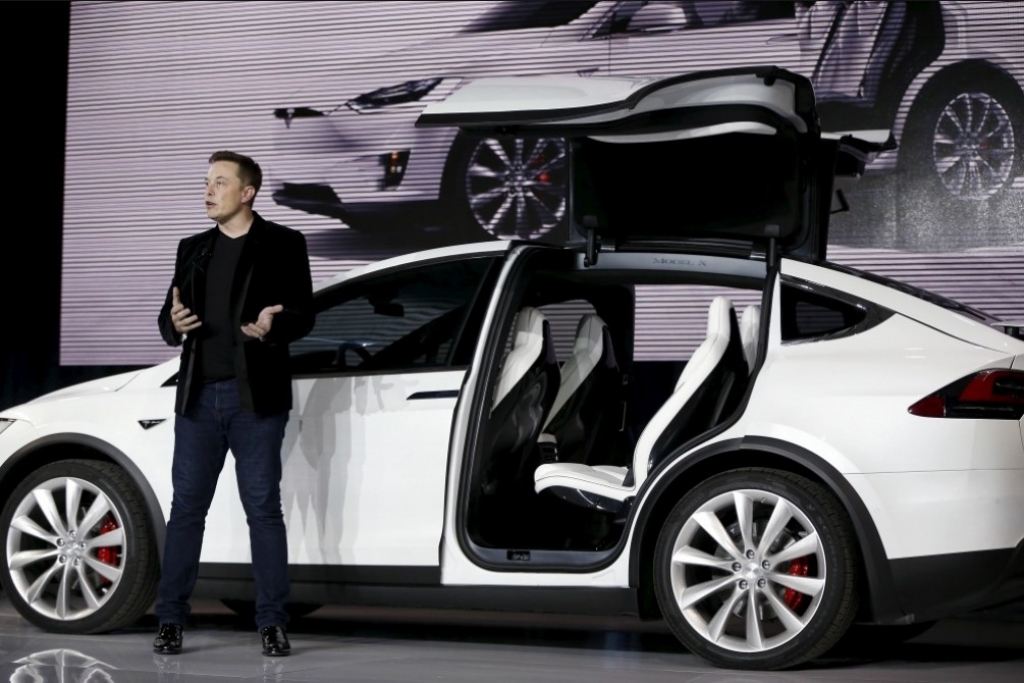 Tesla tirdzniecībā laiž ilgi gaidīto apvidus automašīnu Model X