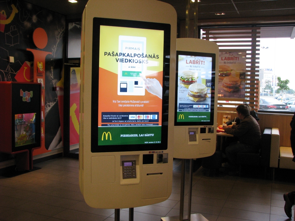 FOTO: DB.lv ielūkojas McDonald’s jaunā koncepta restorānā