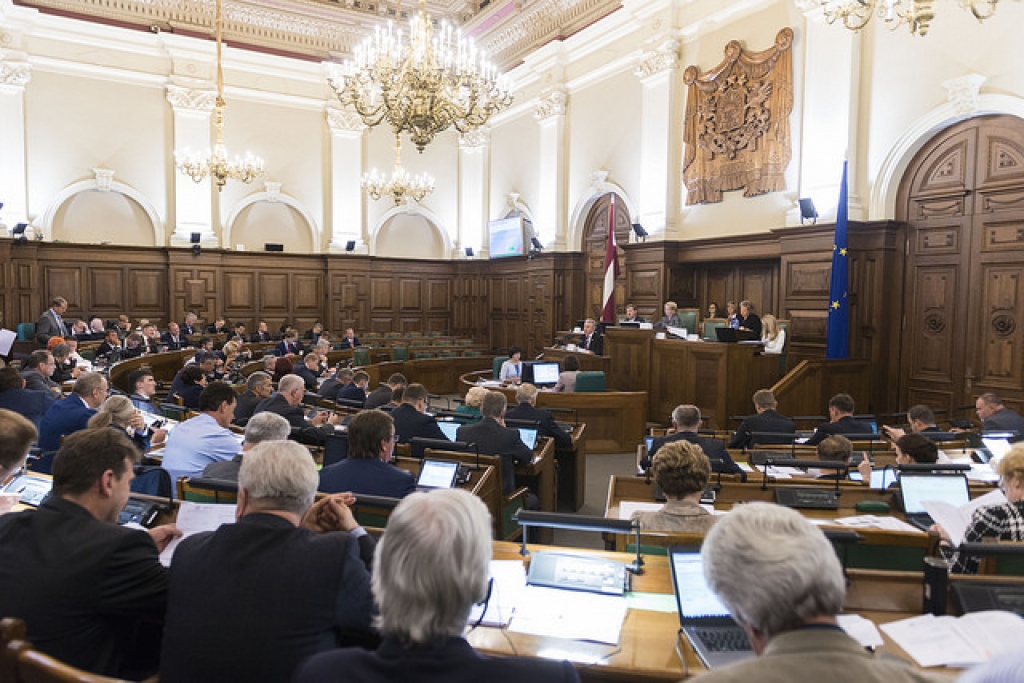 Saeimas deputāti noraida savu algu iesaldēšanu