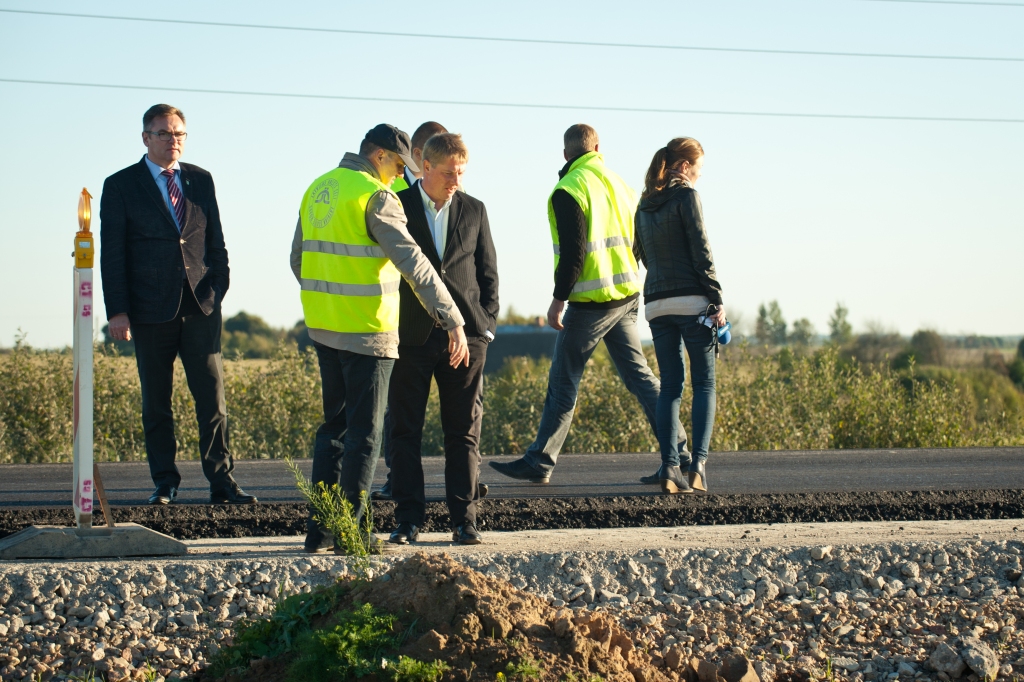 Matīss pārbauda reģionālos autoceļus Vidzemē un Latgalē