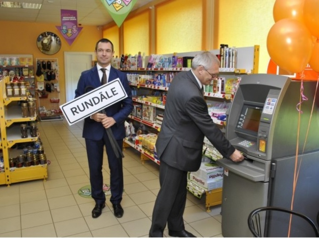 Pilsrundālē atklāj bankomātu