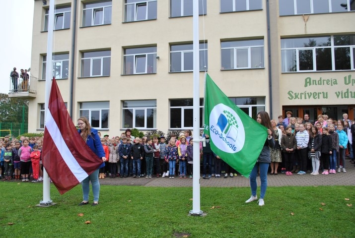 Mastā uzvelk  Ekoskolas zaļo karogu