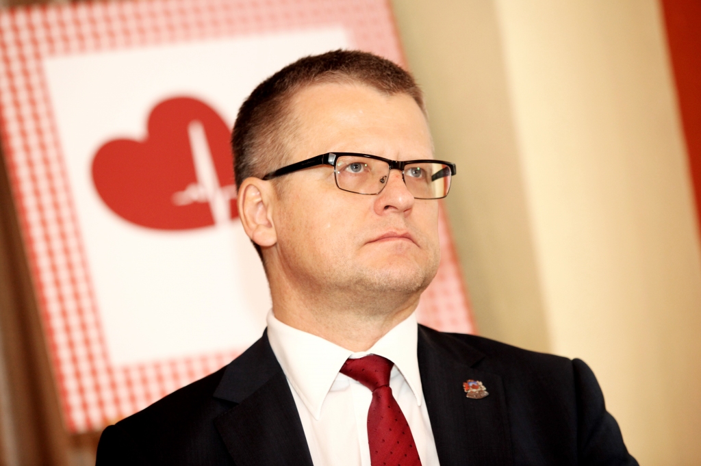 Plāno ierobežot maksas medicīnas izmantotāju iespējas saņemt valsts apmaksātu veselības aprūpi
