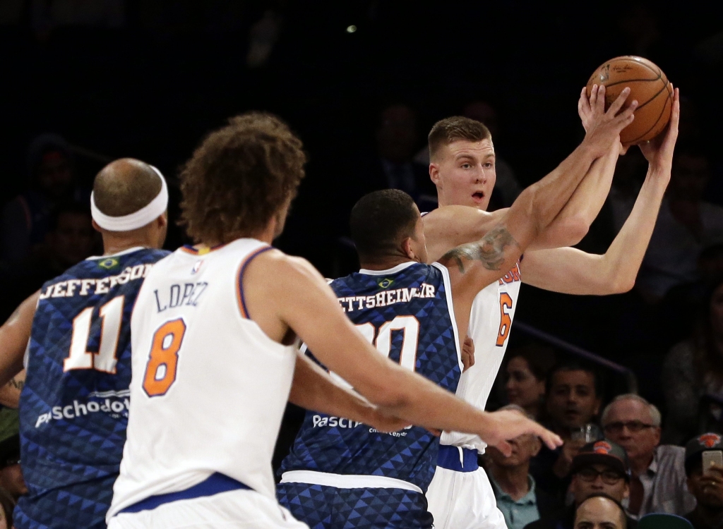 VIDEO: Porziņģis starta pieciniekā, Knicks uzvar pirmajā pārbaudes mačā