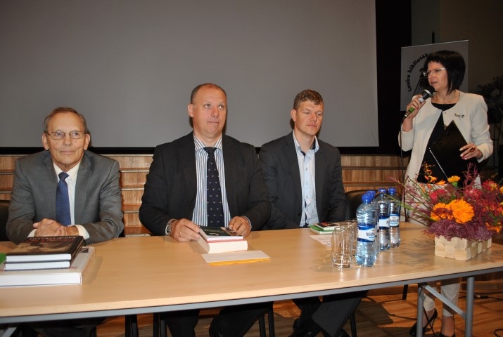 Deputāti un ministrs ar aizkraukliešiem diskutē par valsts drošību