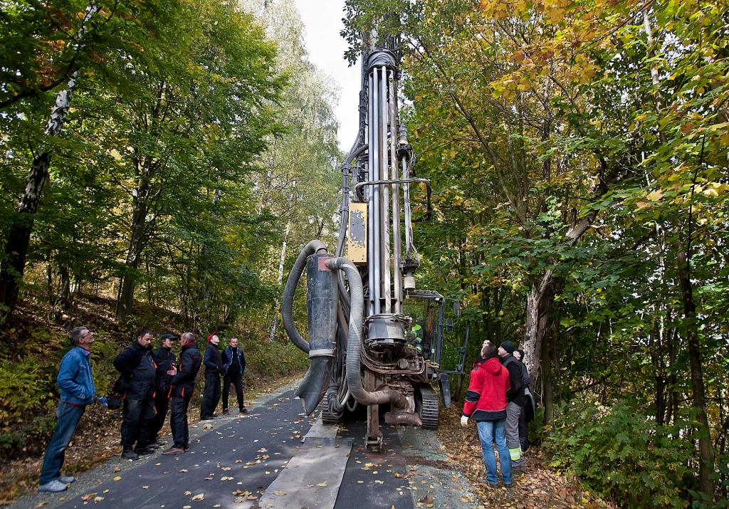 Polijā veic urbumus, lai pārbaudītu ziņas par nacistu raktajiem tuneļiem