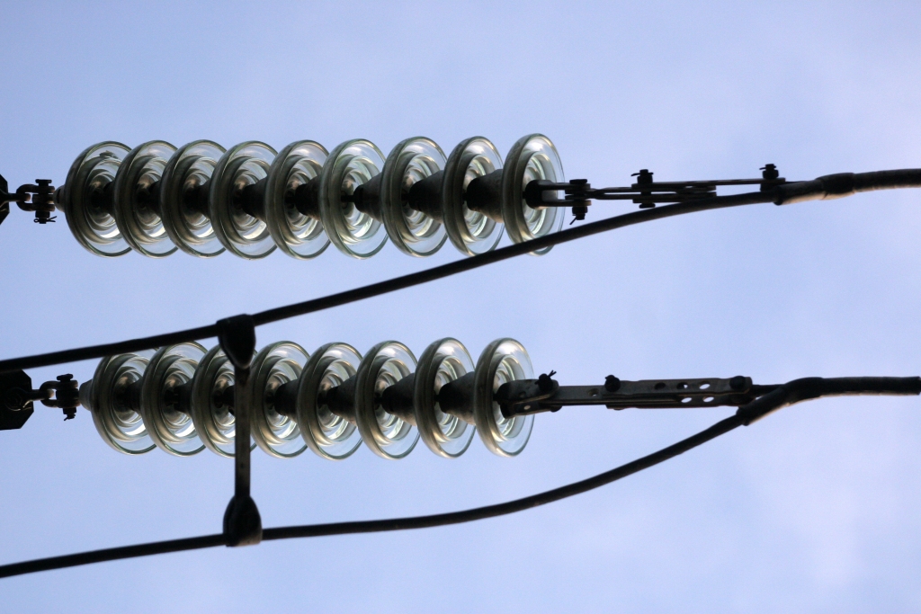 Traucēta elektroapgāde aptuveni 7000 Sadales tīkla klientiem Alūksnes un Apes novados