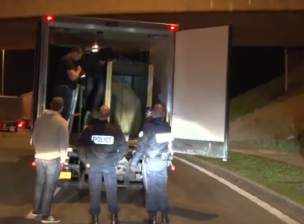 VIDEO: Imigranti Kalē paslēpjas kravas automašīnā ar polārlāci