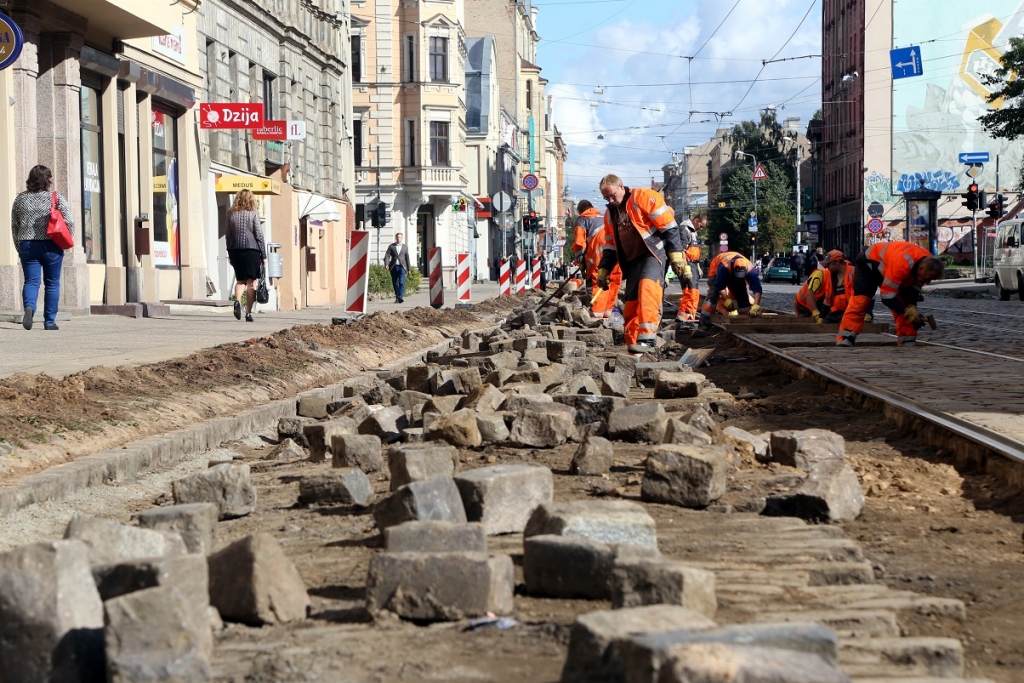 Rīgā nākamgad paredzami vērienīgi ceļu atjaunošanas darbi un sastrēgumi