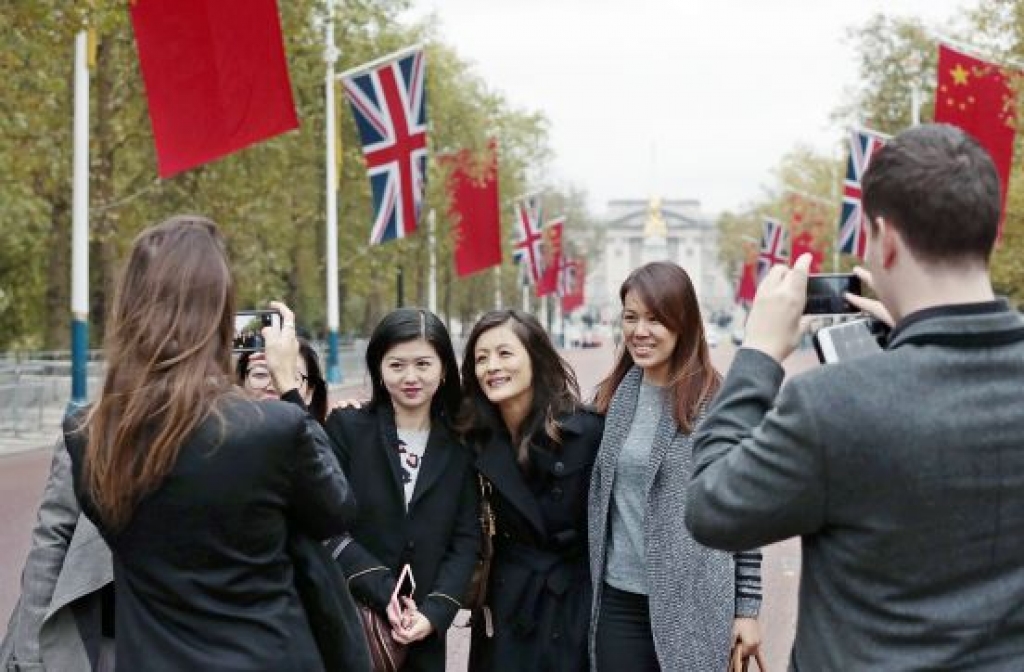 Briti izritina sarkano paklāju Sji Dzjiņpinam