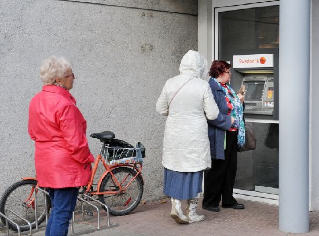Līdz gada beigām sola uzstādīt bankomātus visu novadu centros