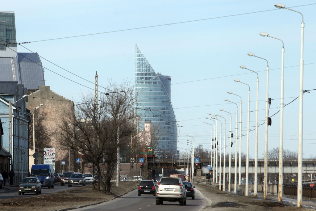 Sarūk Swedbank peļņa Latvijā