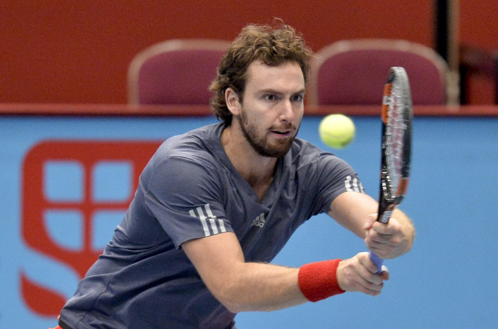 FOTO: Gulbis uzvar Isneru, sasniedzot Vīnes turnīra ceturtdaļfinālu